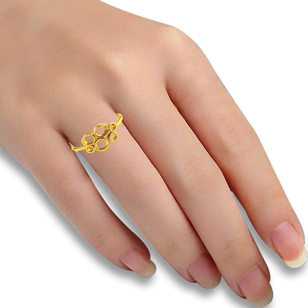 18k Gold Ring With Concentric Circles On Top