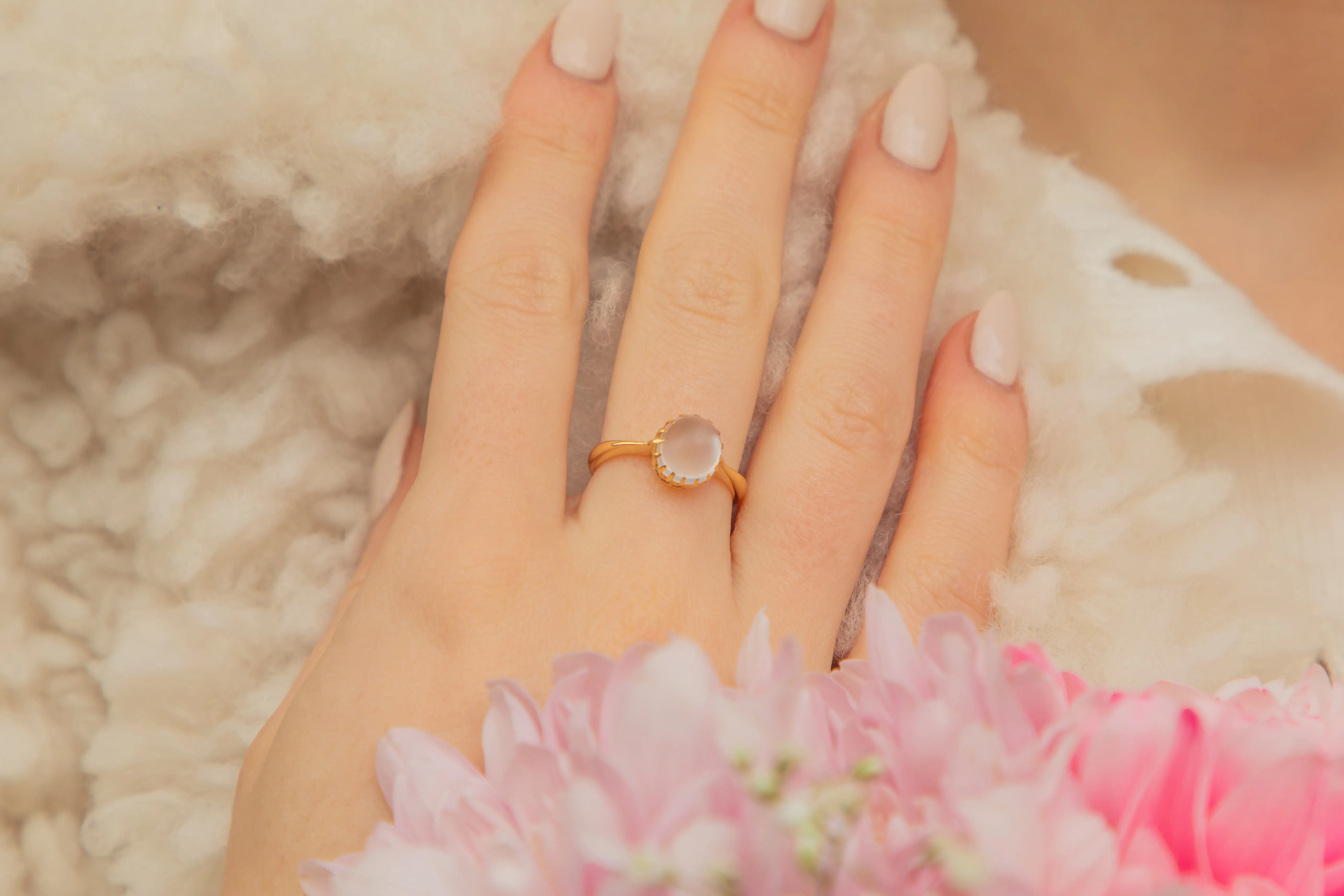 Antique 18ct Gold Moonstone Cabochon Ring