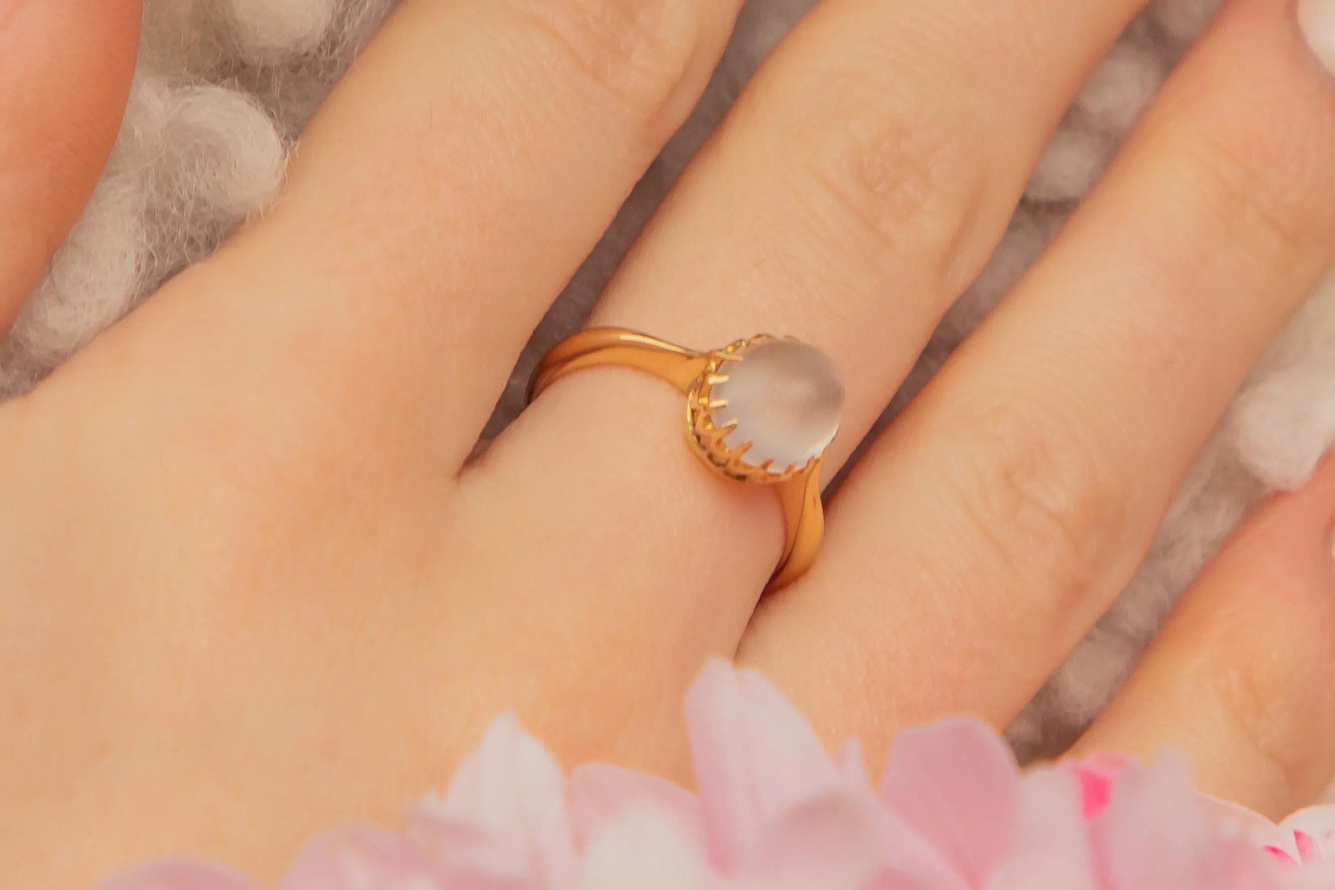 Antique 18ct Gold Moonstone Cabochon Ring