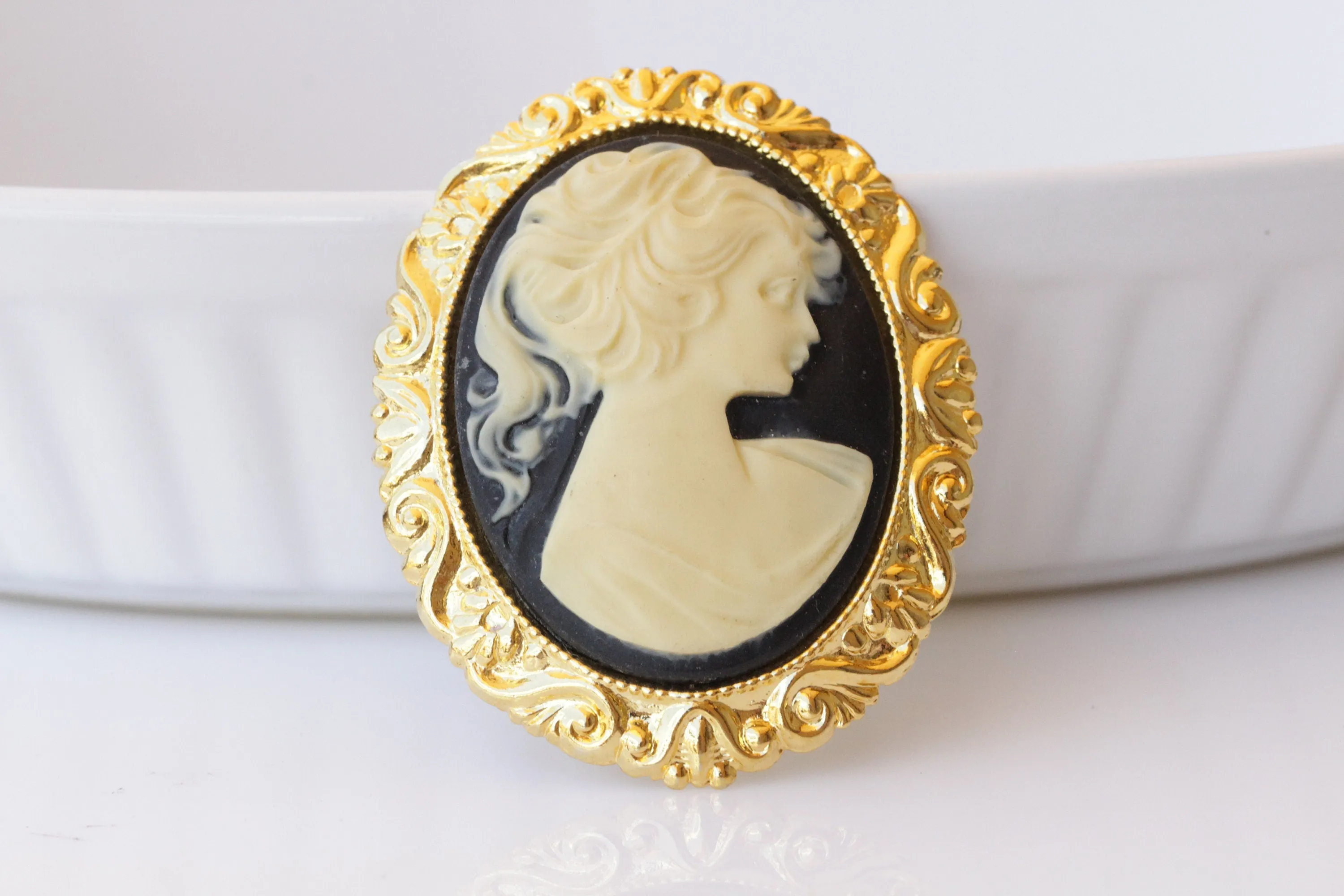 BLACK CAMEO PENDANT BROOCH