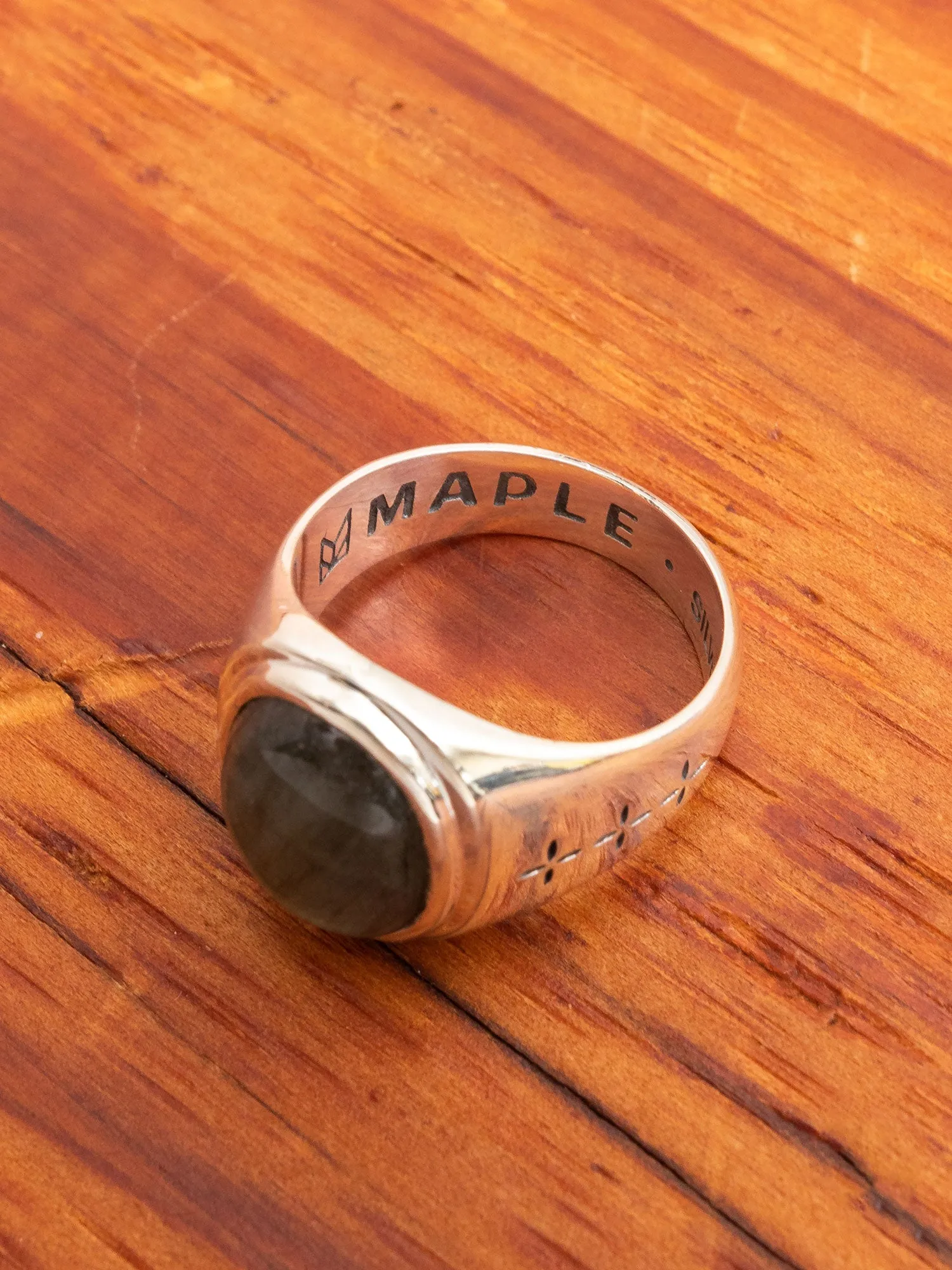 Tommy Signet Ring in Silver/Labradorite