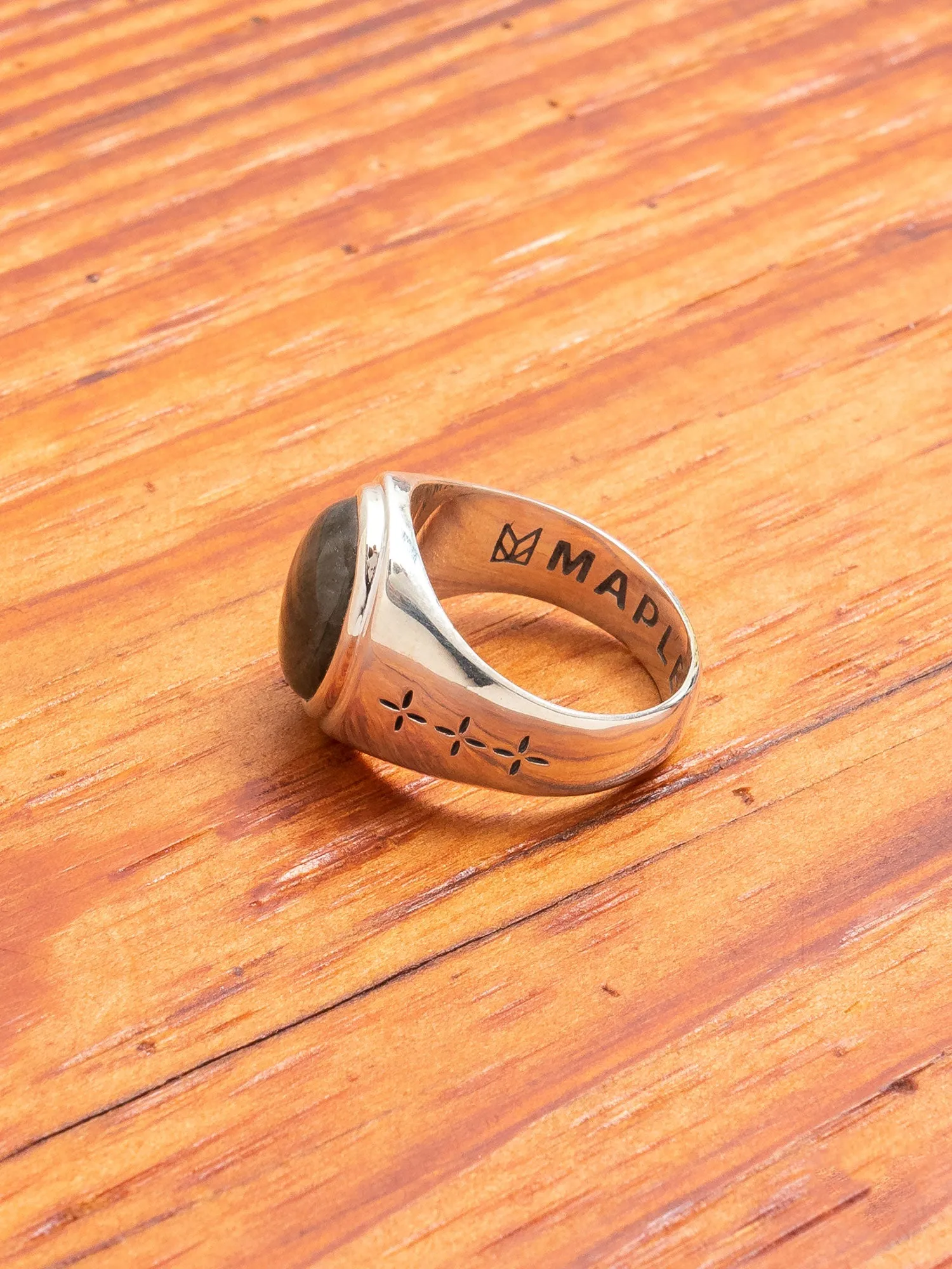 Tommy Signet Ring in Silver/Labradorite