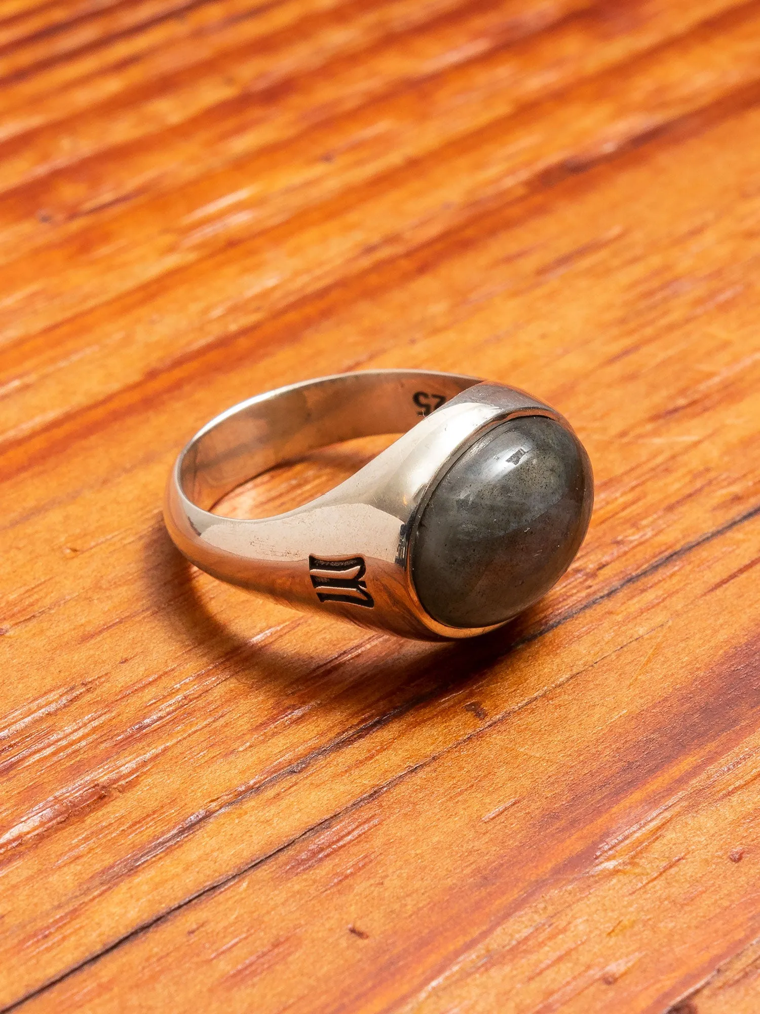 Tubby Ring in Silver/Labradorite